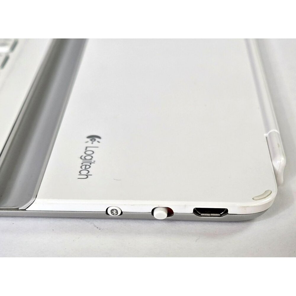 Logitech - Y-R0032 - White - Bluetooth Wireless Ultrathin Keyboard Cover - Picture 3 of 11